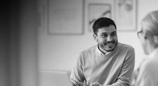SINGLE-IMAGE_man-talking-to-colleague_apr24