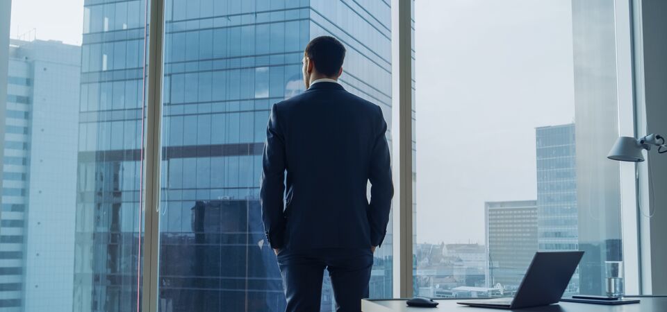 COLOUR-IMAGE_business-man-in-office_feb26