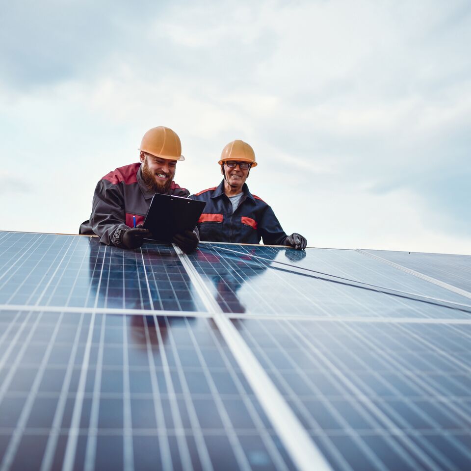 COLOUR-IMAGE_workers-installing-solar-panels_feb26