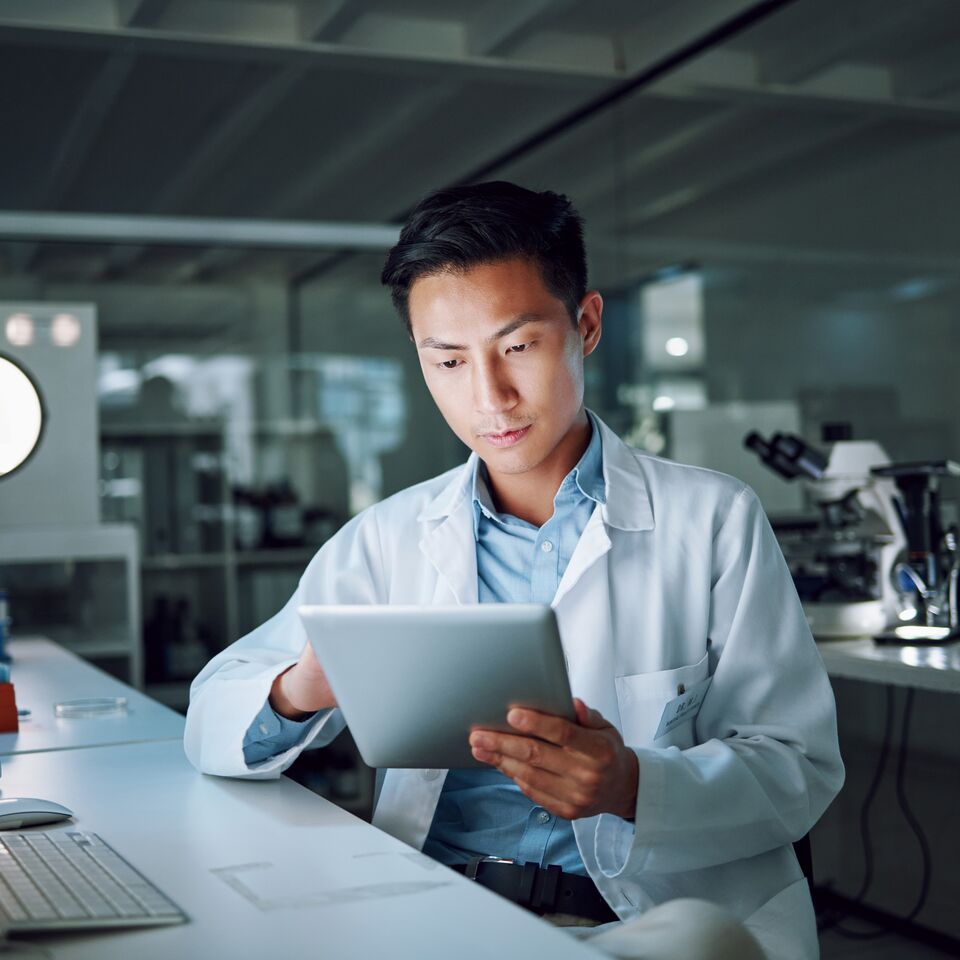 COLOUR-IMAGE_male-doctor-staring-intently-at-tablet-screen_apr26