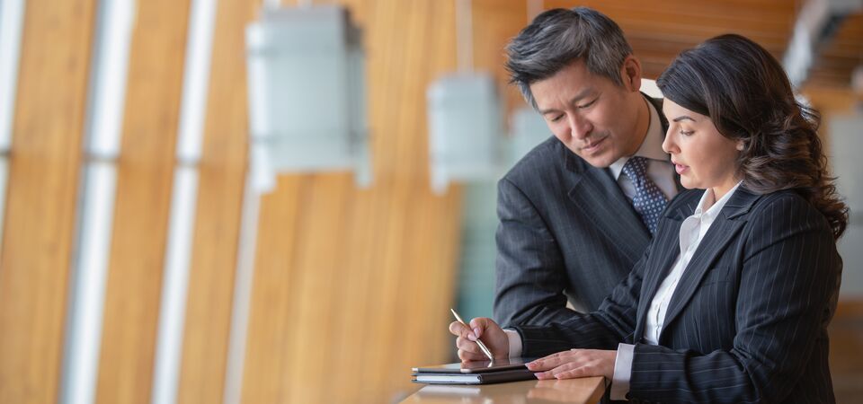 COLOUR-IMAGE_man-and-woman-discussing-in-government-setting_feb26