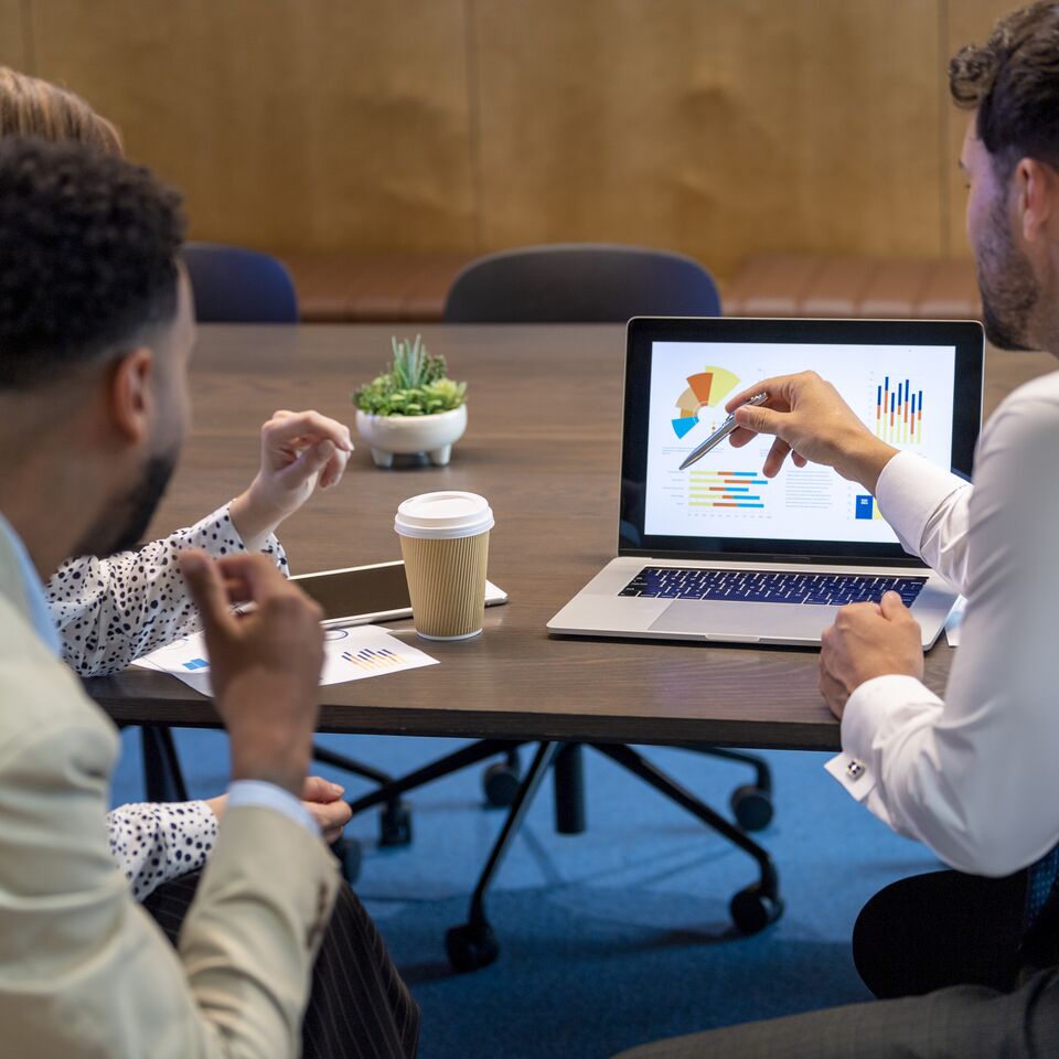 COLOUR-IMAGE_group-presenting-laptop_feb26