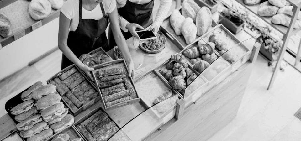 SINGLE-IMAGE_two-workers-with-tablet-in-bakery_nov23