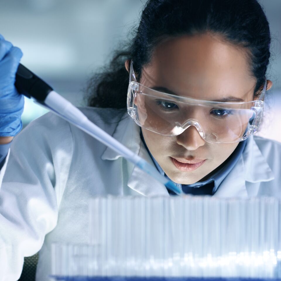 COLOUR-IMAGE_life-science-research-laboratory-experiment-trial-scientist_feb26