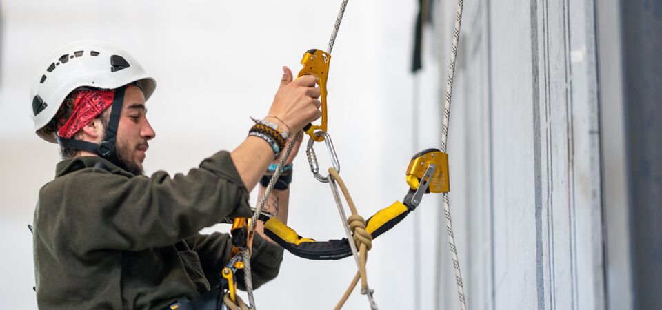 COLOUR-IMAGE_construction-worker-scaffold_feb26