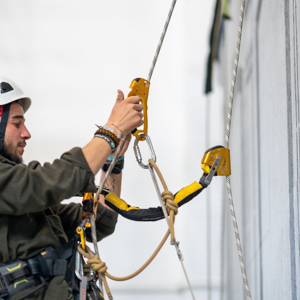 COLOUR-IMAGE_construction-worker-scaffold_feb26